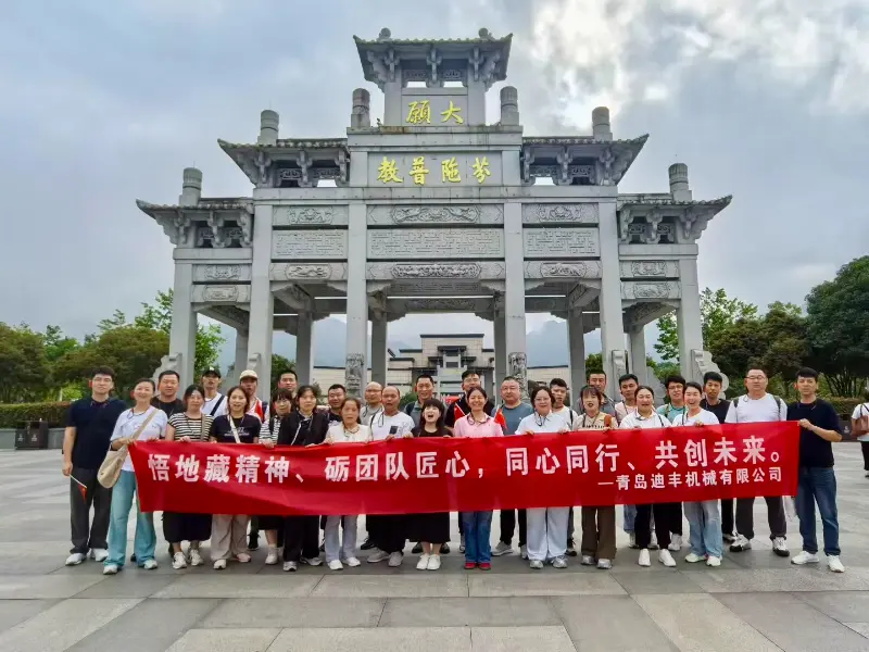 القمة معًا: يقوم فريق Difon بتكوين الروابط في رحلة إلى جبل Jiuhua